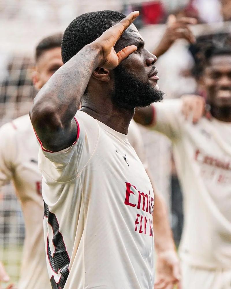 伤病无碍！徐杰兜出来迎着防守 坚决出手超远三分一箭穿心！