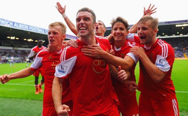 近百名游泳爱好者在云南巧家挑战横渡金沙江